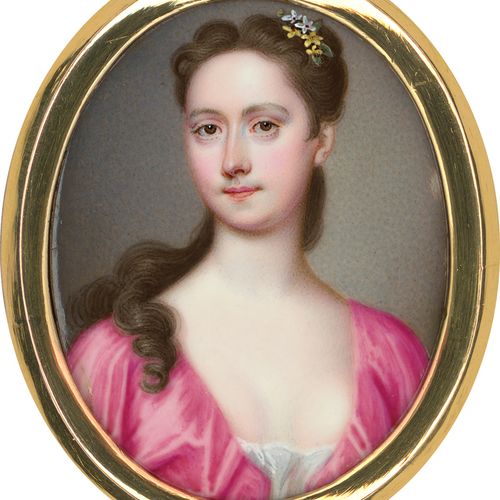 Zincke, Christian Friedrich 一位身穿开襟粉色丝质连衣裙的年轻女子的肖像缩影，她的棕色头发上有花。铜上的珐琅。4,4 x 3,5厘米（&hellip;