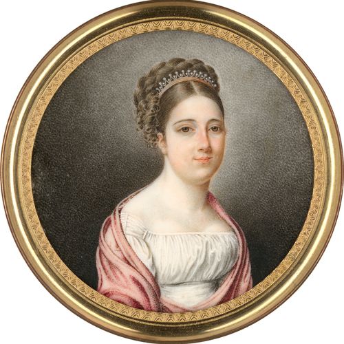 Französisch 一位年轻女子的微型画像，她的浅棕色头发上戴着珍珠头饰，身穿白色连衣裙，披着粉色披肩。象牙上的水彩和阿拉伯胶。D. 6厘米。在一个镀金的铜&hellip;