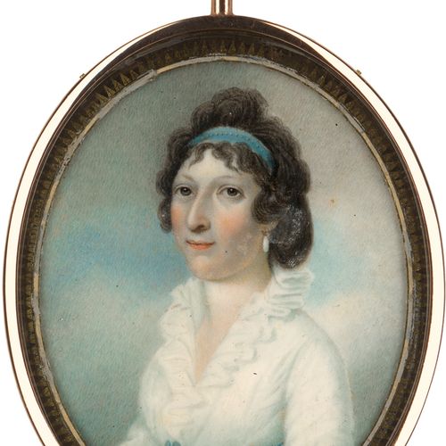 BRITISCH 约1795/1800.年轻女子的微型画像，身穿白色连衣裙，有褶皱的领子和蓝色腰带，黑发上有一条蓝色丝带；背景是多云的天空。象牙上的水彩和阿拉伯&hellip;
