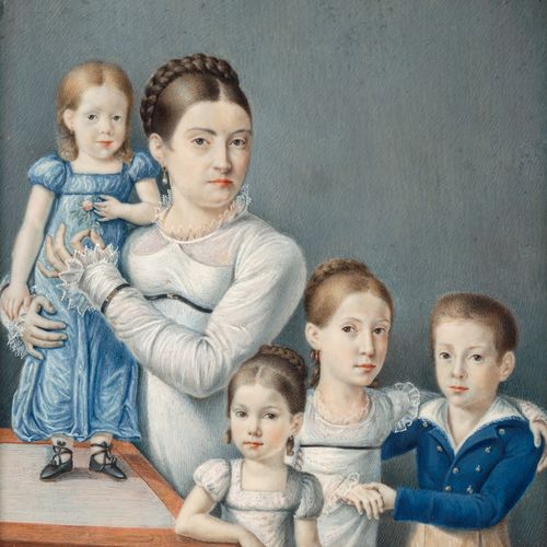 Norditalienisch 约1815年。 一个年轻女人带着四个小孩的微型画像，她穿着白色的衣服，站在一张桌子旁，手里拿着一个穿着蓝色衣服的小女孩，在她的右&hellip;