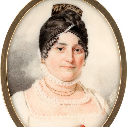 BRITISCH 约1808年，一个年轻女子的微型画像，她在精心梳理的黑发上戴着有斑点的玳瑁梳子，身穿白色连衣裙，戴着红色胸针，脖子上有两条金链子和一条白色蕾丝&hellip;