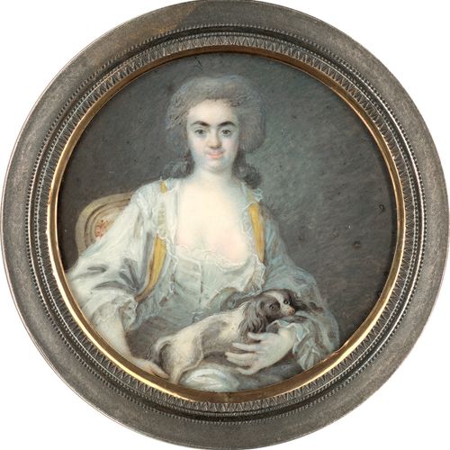 Französisch 约1780/1785. 一个年轻女人的微型画像，她的头发是灰色的，穿着有蕾丝边的白色礼服，上衣是敞开的，披着黄色的披肩，腿上抱着一只查尔&hellip;