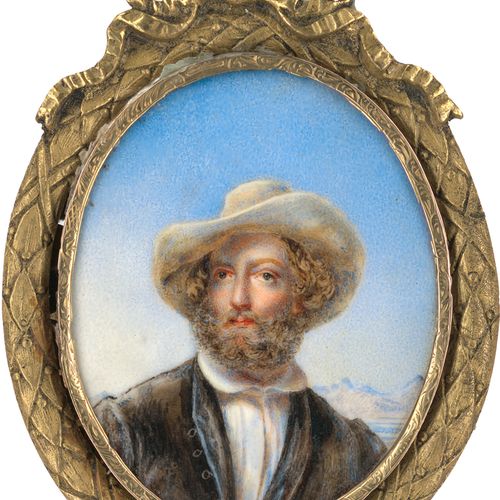 Europäisch 一个带着软帽的大胡子年轻人的微型肖像，背景是天空和山脉。象牙上的水彩和阿拉伯胶。6,1 x 5厘米（椭圆形）。鎏金铜框，有月桂花边和蝴蝶结&hellip;