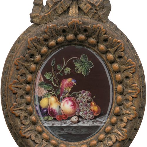 Deutsch 18世纪初。微型对：两幅水果和鸟类的静物画，呈现在石栏杆上，以巧克力色为背景。都是铜上的珐琅。每个6 x 4.8厘米（椭圆形）。两者都在带蝴蝶结&hellip;