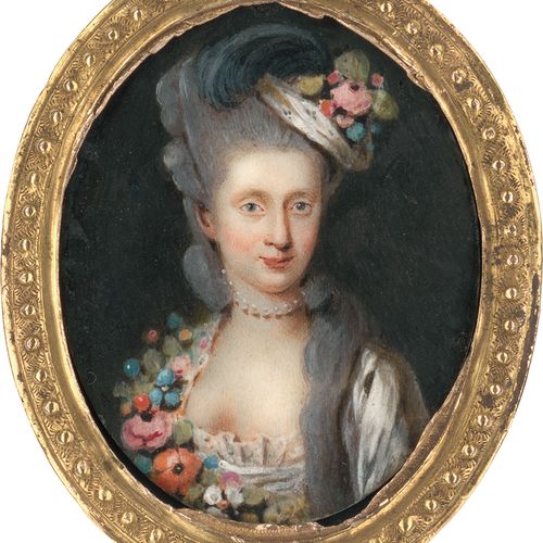 Deutsch 一个年轻女人的微型画像，在她的灰色长发上有一顶白色的丝绸帽子，上面装饰着黑色的鸵鸟羽毛和花朵，在她的脖子上有一条珍珠项链，穿着白色的丝绸衣服，上&hellip;