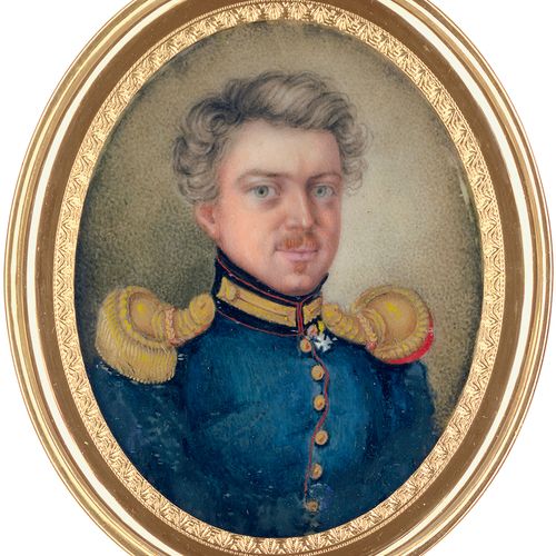 Deutsch 大约在1820/1830年，符腾堡州总参谋部的一位金发小胡子上尉的微型画像，他身穿蓝色制服，有金色肩章和命令十字。象牙上的水彩和阿拉伯胶。4.7&hellip;