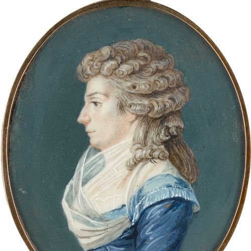 Deutsch 一个戴着卷发的年轻女子的微型画像，侧面向左，身穿蓝色连衣裙和白色纱布菲丘。象牙上的水彩和阿拉伯胶。5.8 x 4.8厘米（椭圆形）。鎏金金属徽章&hellip;