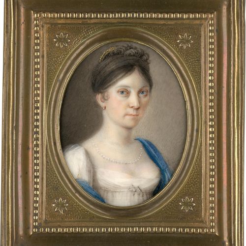 Deutsch 一位年轻女子的微型画像，棕色头发上插着金梳子，戴着珍珠项链和耳环，身穿白色帝国式短袖连衣裙，披着蓝色披肩。象牙上的水彩和阿拉伯胶。5,6 x 4&hellip;