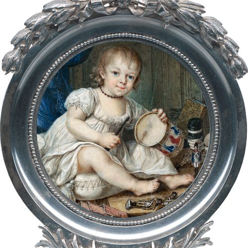 Französisch 约1800/1810. 穿白衬衫的小男孩的微型画像，在蓝色窗帘前的室内，坐在垫子上，有鼓和玩具士兵和其他玩具。


象牙上的水彩和阿拉伯&hellip;