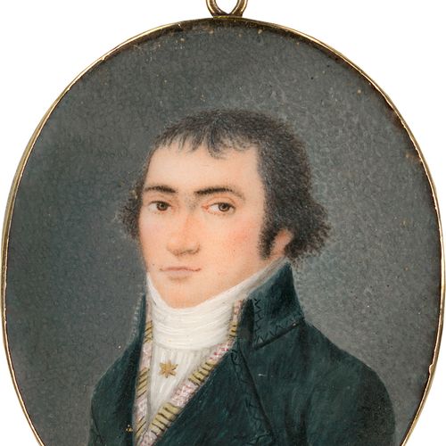 Deutsch 约1795/1800. 一个年轻人的微型画像，他的白色领带上有一个星形的金色领带针，穿着深蓝色的夹克和彩色的马甲。象牙上的水彩和阿拉伯胶，5,2&hellip;