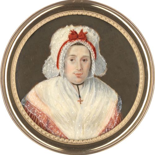 Französisch 约1790年。 一个女人的微型画像，她的白色帽子上有一个红色的蝴蝶结，穿着有条纹的红色衣服，带着白色的披肩和一个十字架的吊坠。象牙上的水&hellip;