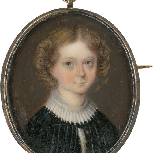 Französisch 约1840年，一个身穿黑色天鹅绒外套、白色流苏领的棕发小女孩的微型肖像。象牙上的水彩和阿拉伯胶。4.4 x 3.6厘米（椭圆形）。装在一&hellip;