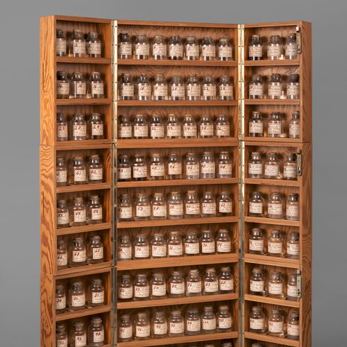 Spoerri, Daniel "La Pharmacie Bretonne"（布列塔尼药柜）。

两翼的盒子，每个有三个木门，里面有117个散装玻璃瓶。120&hellip;