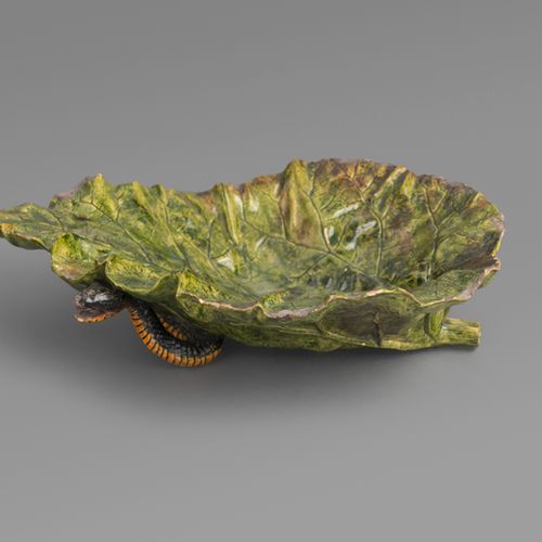 P. Ipsen 水果碗：带蛇的白菜叶。

陶瓷，上釉。26 x 34 厘米。编号并盖有 "2 / P. Ipsen / Kjøbenhavn"。19世纪。