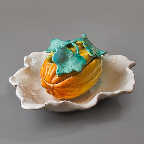 Deckeldose 瓜子形状的盖子盒子，下面有一个碗。

辉石，釉上彩的黄色、绿色和黑色。L. 29,5 cm, h. 12 cm.可能是施莱茨海姆，大约在1&hellip;
