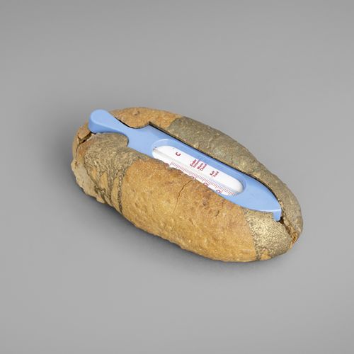 Vostell, Wolf 布拉格面包。

混合小麦面包，镀金，带浴盆温度计。22 x 11 x 8厘米。在雷姆沙伊德的VICE-Versand的标签上签有 "&hellip;