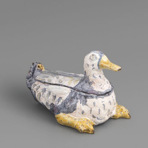 Terrine Deckelterrine in Form einer Ente.

Fayence, Unterglasurfarben in Blauvio&hellip;
