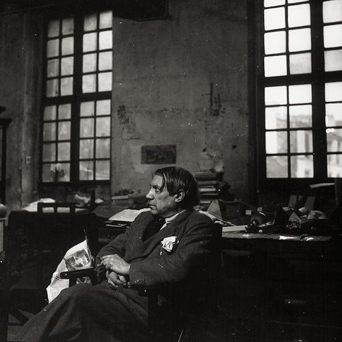 Picasso, Pablo 摄影师：Peter Rose Pulham（1910-1956）。巴勃罗-毕加索在他的工作室，巴黎。1936年/1975年根据原底&hellip;