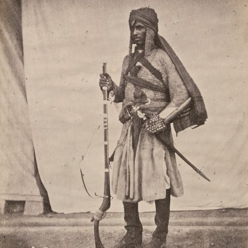 India 摄影者不详。"印度的人民。1868-1875年。8张蛋白印刷品（椭圆形和拱形顶）。每幅约11 x 15厘米及以上。镶嵌在相册页面上，每张都有印刷的标&hellip;