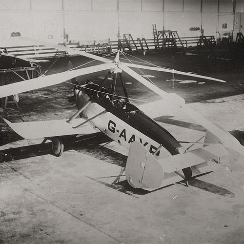 Aviation 早期的机动化飞行试验。20世纪20年代至60年代。约40张复古的铁质明胶银印刷品。各种尺寸，约8.5 x 11.5厘米和12.5 x 17.5&hellip;