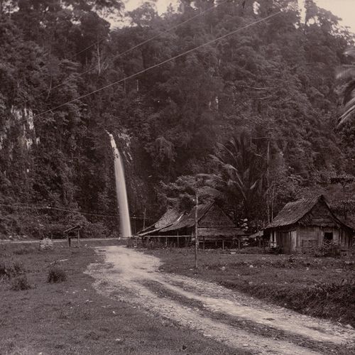 Dutch East Indies [*] 摄影者不详。荷属东印度群岛的景色。1890年代。5张胶印照片。每幅约20 x 25.5厘米。每幅作品都被装在木板上，&hellip;