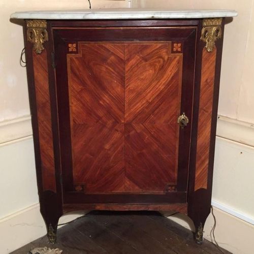 Null A veneer chest of drawers, decorated with inlaid friezes. Ornamentation of &hellip;