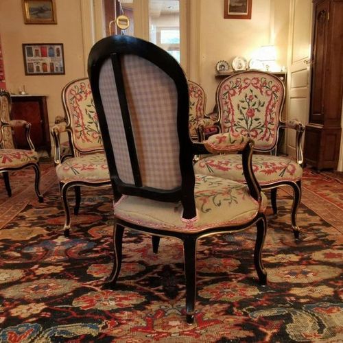 Null 沙龙，包括一张沙发，八把椅子，黑色漆面和镀金的模压木。座椅是运动的形式，背部是中提琴，扶手有袖子，腿是弯曲的。 路易十五风格。 沙发高度95.5，宽度&hellip;