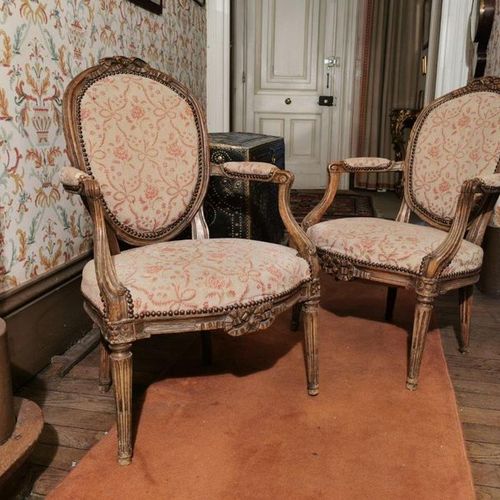 Null A PAIR of cabriolet armchairs in natural wood, the back decorated with ribb&hellip;