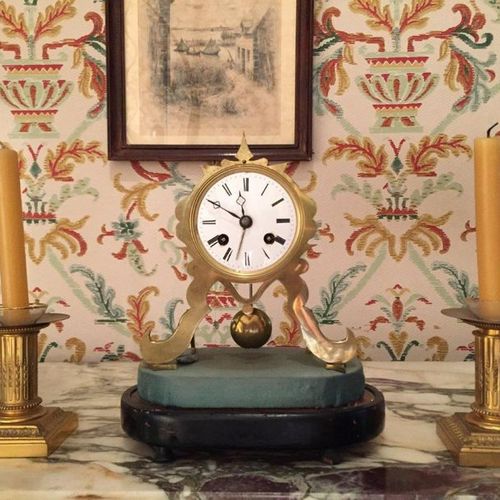 Null 
黄铜材质的SQUELETTE时钟。搪瓷表盘上的罗马数字围绕着一条铁路显示小时。在一个发黑的木质底座上，上面有一个铃铛。 19世纪。 总高度31厘米。&hellip;