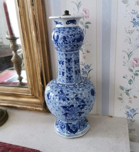 Null CHINE, XIXe, Paire de VASES BOUTEILLES en porcelaine bleu-blanc décoré au p&hellip;