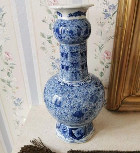 CHINE, XIXe, Paire de VASES BOUTEILLES en porcelaine bleu-blanc décoré au pochoi&hellip;
