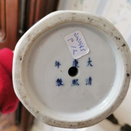 CHINE, XIXe, Paire de VASES BOUTEILLES en porcelaine bleu-blanc décoré au pochoi&hellip;