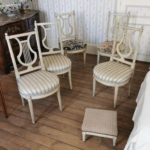 Null Cinq CHAISES à dossier LYRE en bois mouluré et laqué blanc reposant, le dos&hellip;