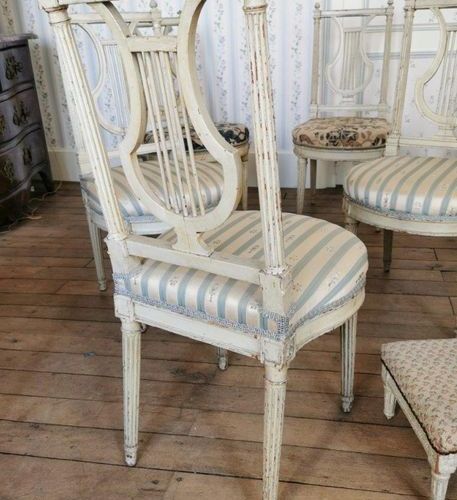 Null Cinq CHAISES à dossier LYRE en bois mouluré et laqué blanc reposant, le dos&hellip;