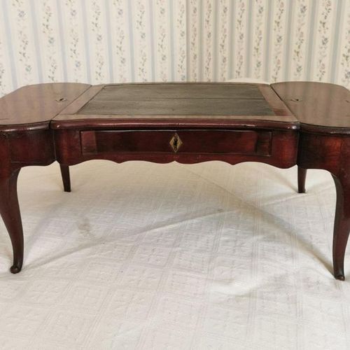 Null A mahogany table attributed to Joseph CANABAS, with four small curved legs &hellip;