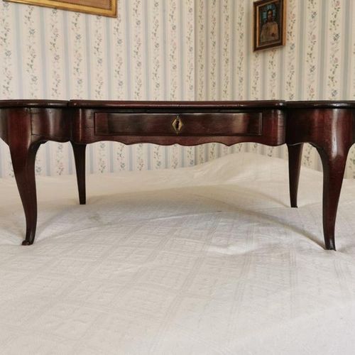 Null A mahogany table attributed to Joseph CANABAS, with four small curved legs &hellip;