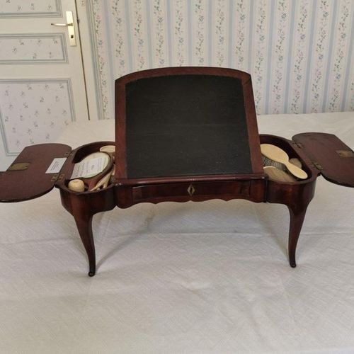 Null A mahogany table attributed to Joseph CANABAS, with four small curved legs &hellip;