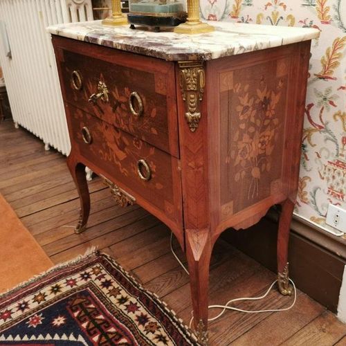 Null COMMODE SAUTEUSE en bois de placage de forme rectiligne ouvrant par deux ti&hellip;