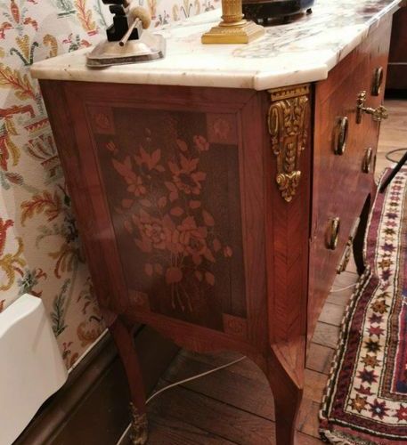 Null COMMODE SAUTEUSE en bois de placage de forme rectiligne ouvrant par deux ti&hellip;