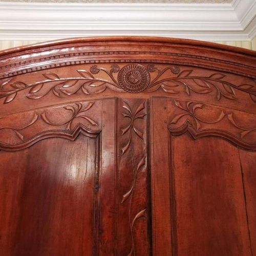 Null 果木衣柜，由两扇门打开，门上有美丽的月桂树枝的装饰，可以切断。 过渡时期路易十五路易十六风格的古董作品。 高235厘米，宽145厘米，深58厘米。