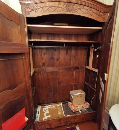 Null 果木衣柜，由两扇门打开，门上有美丽的月桂树枝的装饰，可以切断。 过渡时期路易十五路易十六风格的古董作品。 高235厘米，宽145厘米，深58厘米。
