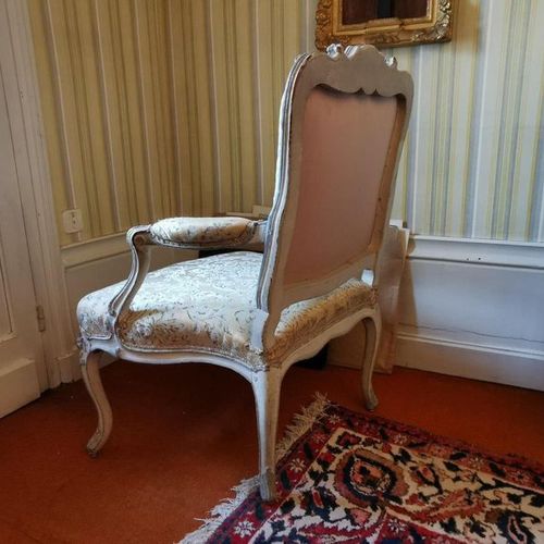 Null A QUEEN'S CHAIR in moulded, carved and grey lacquered wood with a back deco&hellip;