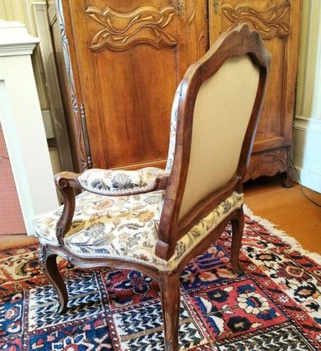 Null A QUEEN'S CHAIR in moulded and carved wood with a back decorated with a she&hellip;