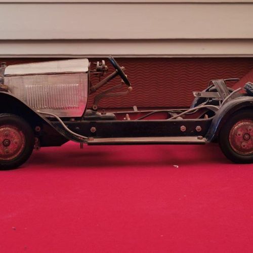 Null JOUET CITROËN, chassis de C6 démontable. Haut. 12, Long. 40 Larg. 17 cm. (E&hellip;