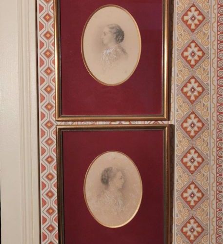 Null 
五幅带框作品的集合：--十九世纪法国学校。两幅妇女画像。论文。一份日期为1887年，签名难以辨认。高19，宽13.5厘米。- F. HOUBRON.&hellip;