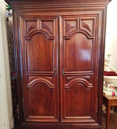 Null Un armario de madera natural con dos puertas ricamente moldeadas con arcatu&hellip;