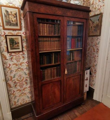 Null 一个桃花心木和桃花心木饰面的书柜，由两个玻璃门打开，露出七个书架。它靠的是弯曲的脚。 复兴时期或路易-菲利普时期。 高210厘米，宽116厘米，深40&hellip;