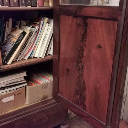 Null 一个桃花心木和桃花心木饰面的书柜，由两个玻璃门打开，露出七个书架。它靠的是弯曲的脚。 复兴时期或路易-菲利普时期。 高210厘米，宽116厘米，深40&hellip;