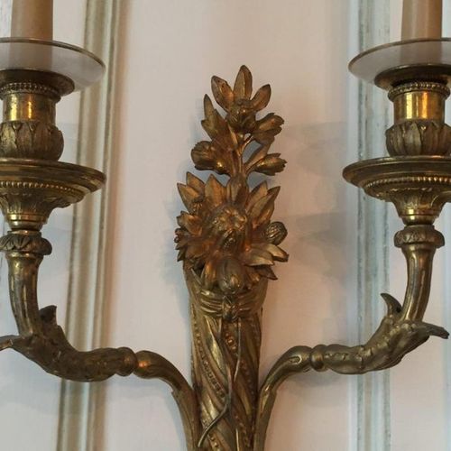 Null 一对镀金的青铜器具，有两个灯臂，中间的部分呈现出一束玉米花。 路易十六早期风格。 高41，宽29，5厘米。 可供比较的模型：蒂埃里-德-迈格雷拍卖会，&hellip;