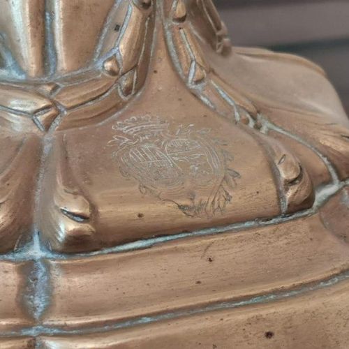 Null 一对鎏金铜制的火焰，其形式为移动的花环装饰。底座上装饰着联盟的武器，上面有一个伯爵的皇冠。 路易十五风格。 高27厘米（意外）。